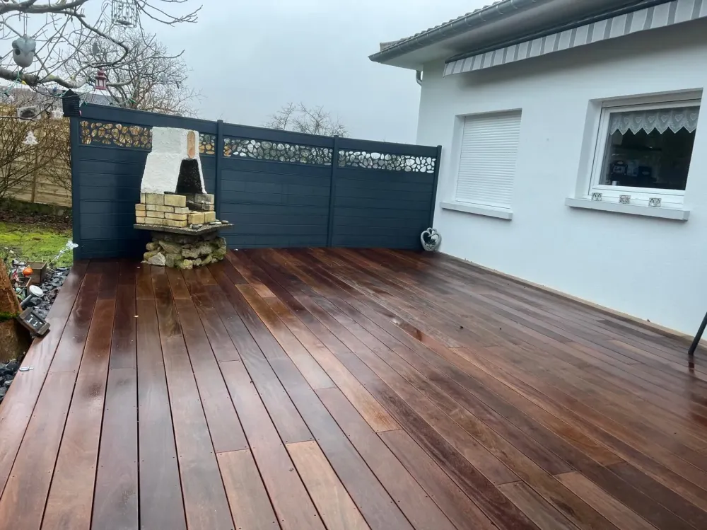 terrasse bois et clôture